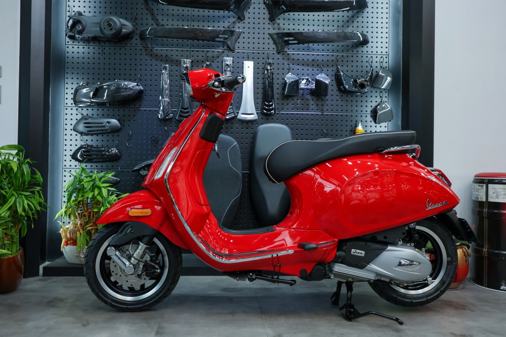 Vespa Sprint 150 FL 火焰紅新色登場：熱血上線，重燃你的義式魂