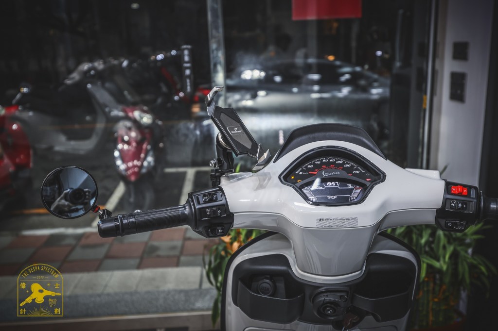 Vespa 偉士牌騎行必備：黑隼手機支架 3 款怎麼選？標準款/逆磁浮/雙磁浮一次搞懂！